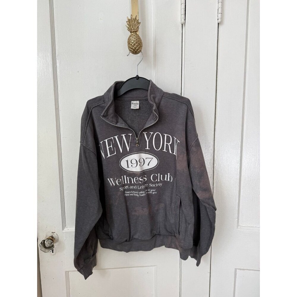 No boundaries women’s size large NEW YORK gray sweater